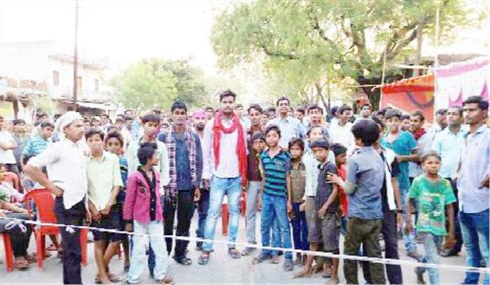 पुलिस के रवैये से क्षुब्ध ग्रामीणों ने किया चक्काजाम