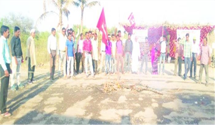 हल जलाकर किसानों ने जताया विरोध