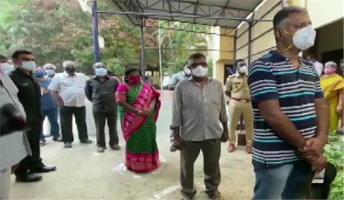 तेलंगाना की राज्यपाल तमिलिसाई सुंदरराजन ने चेन्नई में किया मतदान