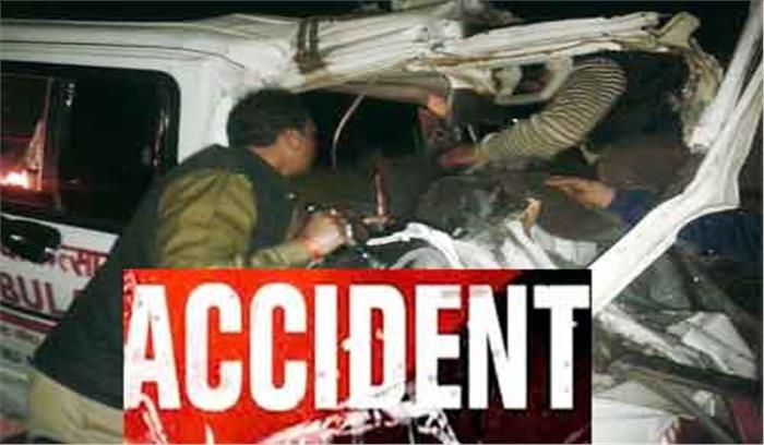 खराब ट्रक से एंबुलेंस टकराई,मरीज समेत आठ लोगों की दर्दनाक मौत खराब ट्रक से एंबुलेंस टकराई,मरीज समेत आठ लोगों की दर्दनाक मौत