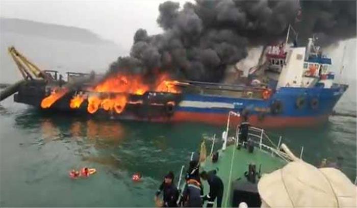 बंदरगाह पर पोत में लगी आग, 13 लोग झुलसे