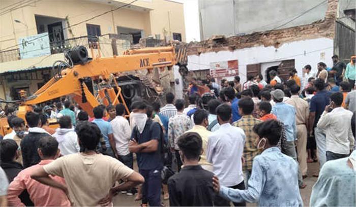 डाकघर की जर्जर इमारत गिरी, एक व्यक्ति की मौत