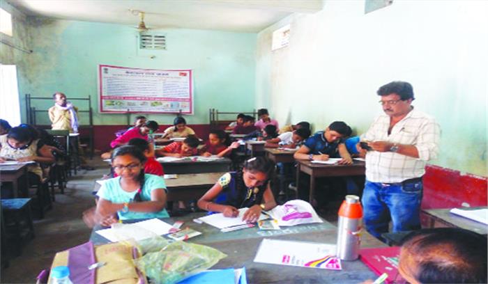 स्कूली बच्चों ने उकेरे डाक टिकट के नमूने स्कूली बच्चों ने उकेरे डाक टिकट के नमूने