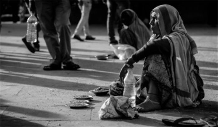 गरीबी का इस तरह उड़ाया जा रहा मजाक