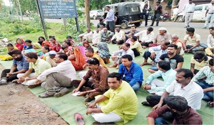 बिजली कटौती से परेशान ग्रामीणों ने घेरा दफ्तर