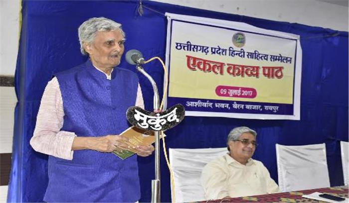 प्रभाकर चौबे की कविताओं ने किया भाव-विभोर