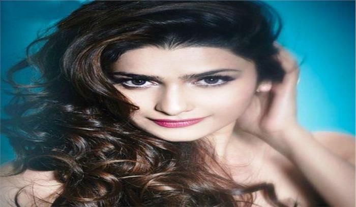 प्राची देसाई ने खुद को ही चोट पहुंचाई