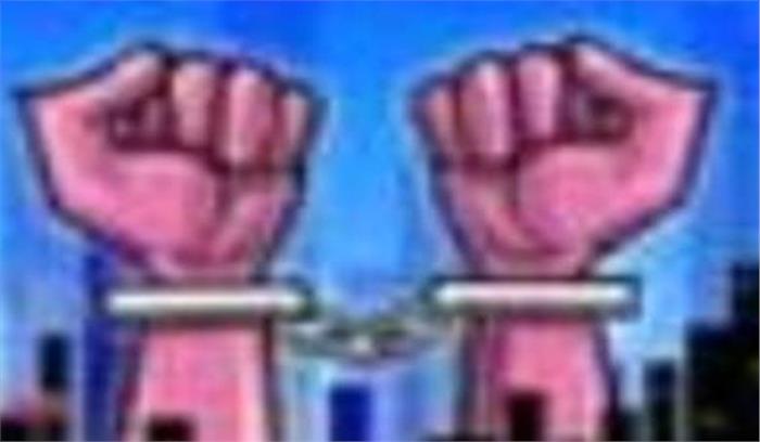 महिला ने बहादुरी दिखाते हुए जेबकतरे को दबोचा महिला ने बहादुरी दिखाते हुए जेबकतरे को दबोचा