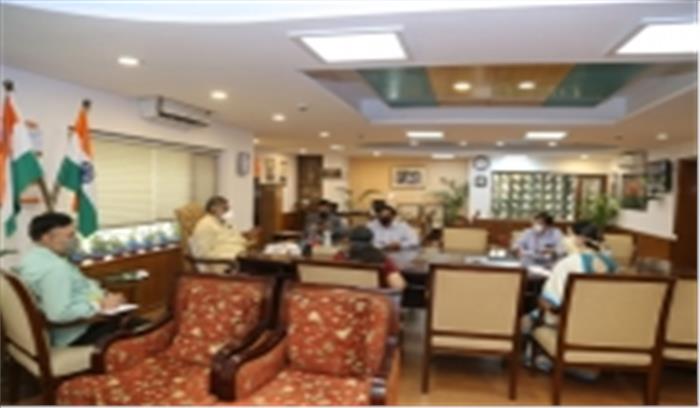 केंद्रीय पर्यटन मंत्री पहुंचे कार्यालय, अधिकारियों संग की बैठक