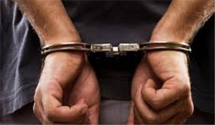 छापा मारकर नौ सौ पेटी देशी शराब बरामद, पांच गिरफ्तार