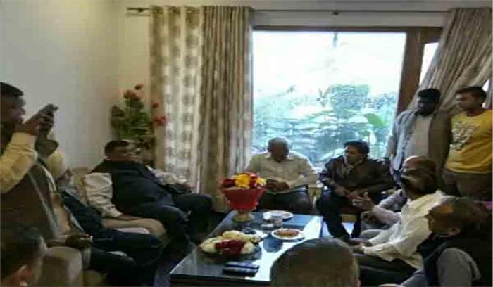 फूल विक्रेताओं ने राज्यमंत्री अतुल गर्ग के समक्ष रखी अपनी समस्या