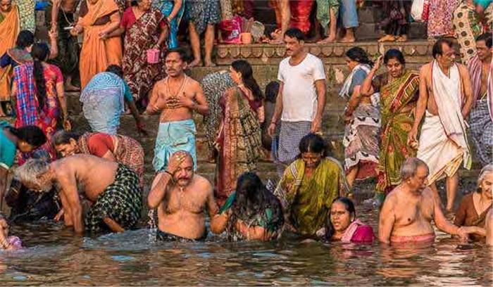 मकर संक्रांति पर करोडों लोगों ने लगाई आस्था की डुबकी मकर संक्रांति पर करोडों लोगों ने लगाई आस्था की डुबकी