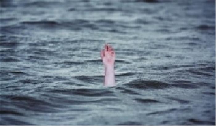 प्रयागराज में गंगा में डूबी दो लड़कियां