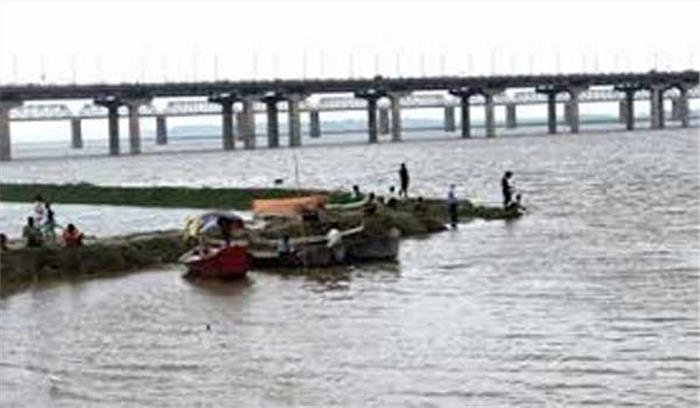 प्रयागराज में गंगा-यमुना जलस्तर चढ़ाव पर प्रयागराज में गंगा-यमुना जलस्तर चढ़ाव पर