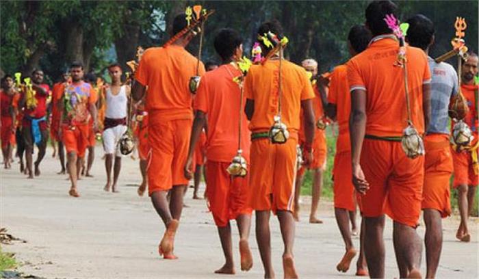 प्रयाग में गंगा किनारे नंगे पांव खिंचे आ रहे कांवडिये