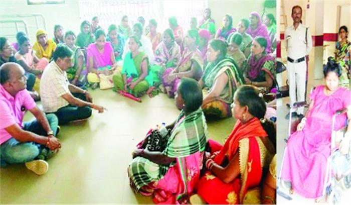 गर्भवती महिला का ऑपरेशन से इंकार,मितानिनों के साथ पार्षद धरने पर