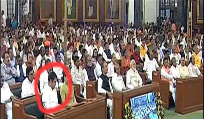 राष्ट्रपति के अभिभाषण के दौरान फोन देखते नजर आए राहुल