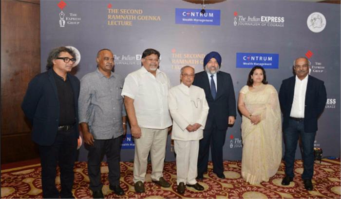 मीडिया को सत्ता में बैठे लोगों से सवाल करना चाहिए : राष्ट्रपति प्रणब मुखर्जी