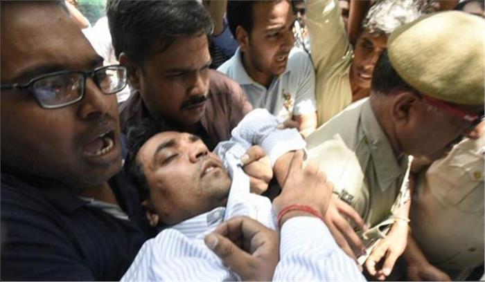 संवाददाता सम्मेलन के दौरान कपिल मिश्रा हुए बेहोश