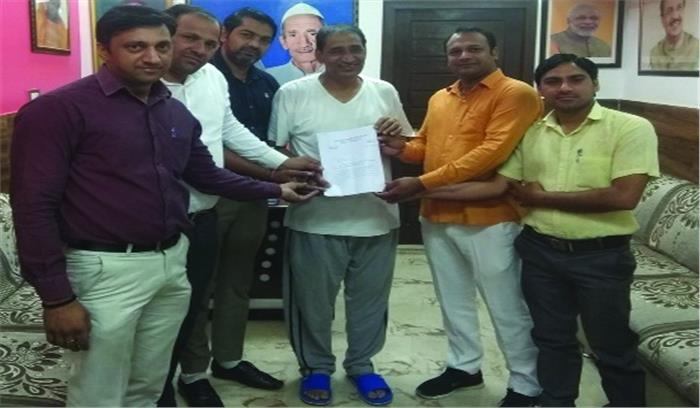 शिक्षा मित्रों ने दादरी विधायक के सामने रखी अपनी समस्या