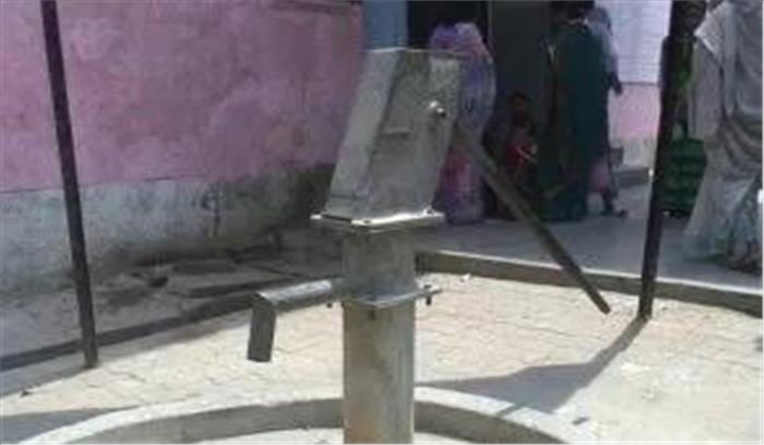 प्राइमरी स्कूलों में तीन सालों में नहीं लगा हैंडपम्प