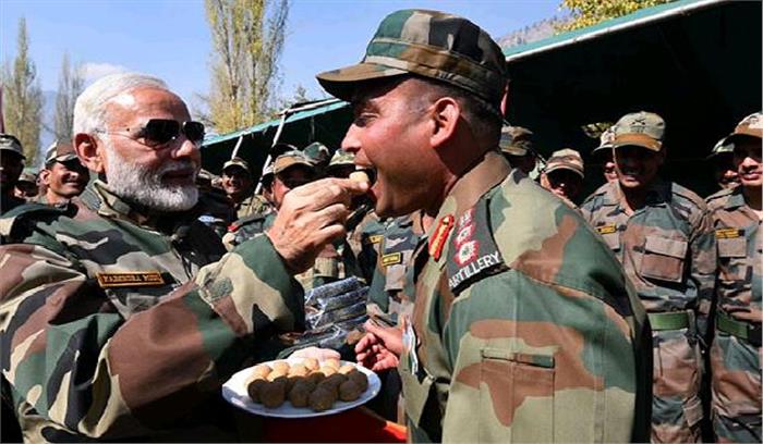 प्रधानमंत्री ने जवानों के साथ मनाई दीपावली