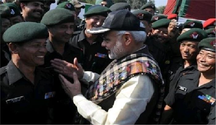 प्रधानमंत्री मोदी जवानों के साथ दिवाली मनाने पहुंचे एलओसी