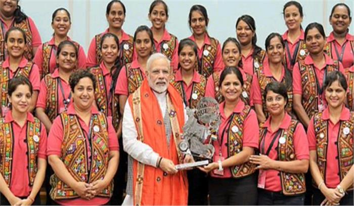 प्रधानमंत्री ने गुजरात की महिला मोटरसाइकिल चालकों से की मुलाकात