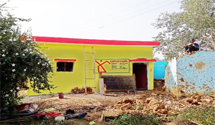 सूद पर पैसे लेकर हितग्राही बना रहे आवास