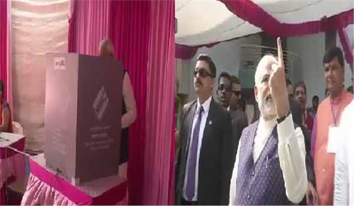 पहले तीन घंटे में अनुमानित 18 प्रतिशत से अधिक मतदान, पीएम मोदी ने डाला वोट