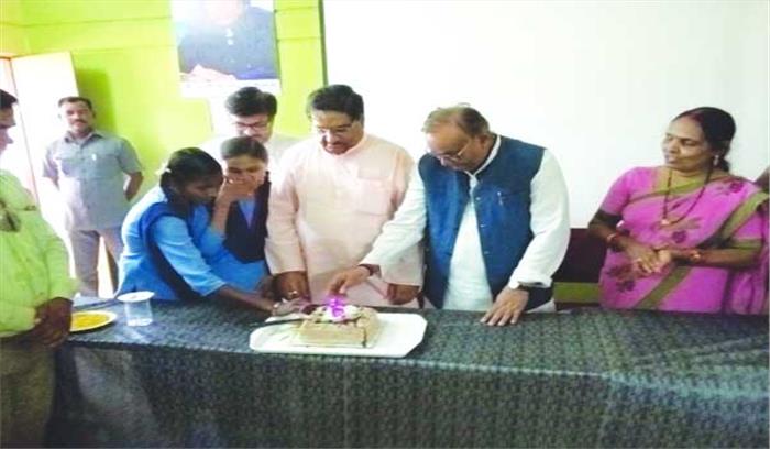 विभिन्न कार्यक्रमों में शामिल हुए चंद्रशेेखर और बजाज