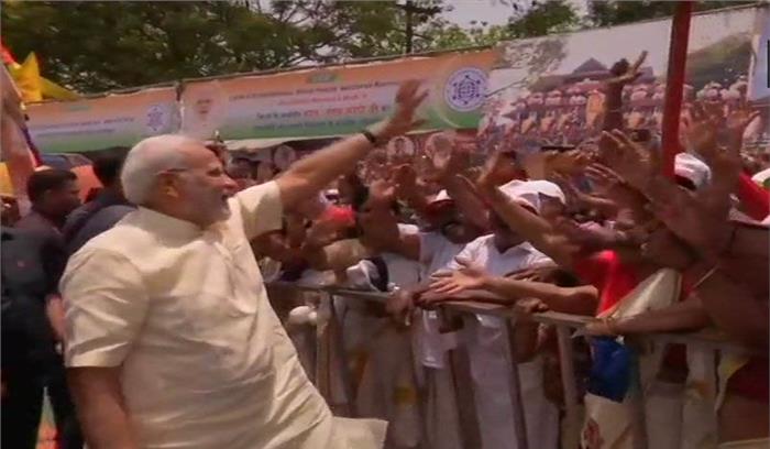 सुरक्षा एजेंसियों के आगाह करने के बाद भी भीड़ के बीच पहुंचे पीएम मोदी