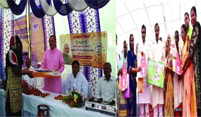 उज्ज्वला योजना के तहत महिलाओं को दिए गैस कनेक्शन