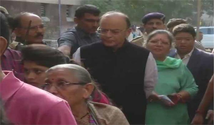 गुजरात विधानसभा चुनाव के अंतिम चरण में मतदान शुरू, दिग्गज नेताओं ने डाले वोट