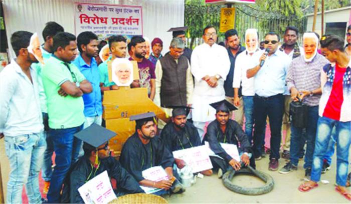 युवाओं ने लगाया फल्ली, टायर पंक्चर, जूता पॉलिश का स्टॉल युवाओं ने लगाया फल्ली, टायर पंक्चर, जूता पॉलिश का स्टॉल