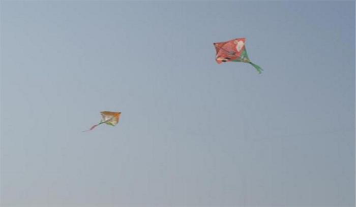 वाराणसी के आकाश में उड़ रही हैं “राजनीतिक रंगों में रंगी” पतंगें