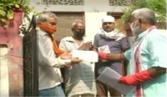 भाजपा ने शुरू किया परिवार संपर्क अभियान, स्वतंत्रदेव ने बांटे मोदी के पत्र