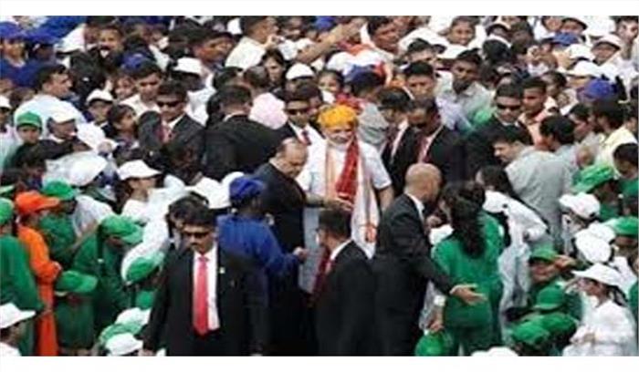 बच्चों के बीच पहुंचे मोदी, स्वतंत्रता दिवस और रक्षा बंधन की बधाई दी