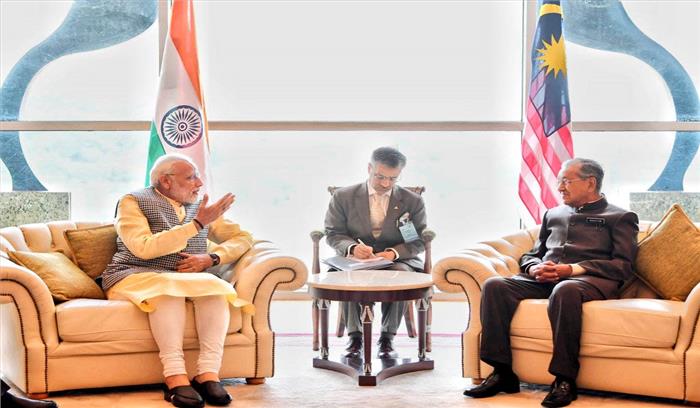 मलेशिया पहुंचे प्रधानमंत्री नरेंद्र मोदी, पीएम महातिर मोहम्मद से की मुलाकात मलेशिया पहुंचे प्रधानमंत्री नरेंद्र मोदी, पीएम महातिर मोहम्मद से की मुलाकात