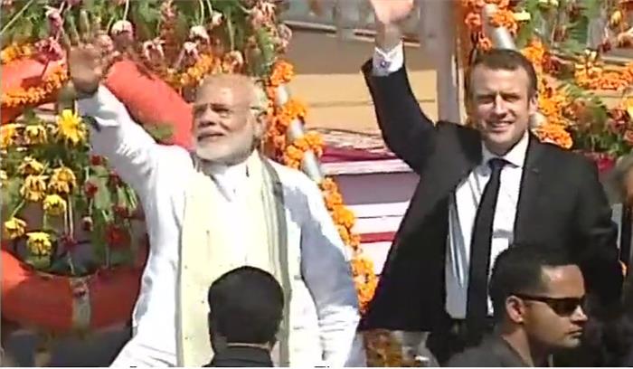 पीएम मोदी ने कराया इमैनुएल मैक्रों को वाराणसी से रुबरू