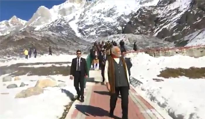 पीएम मोदी दर्शन के लिए केदारनाथ मंदिर पहुंचे