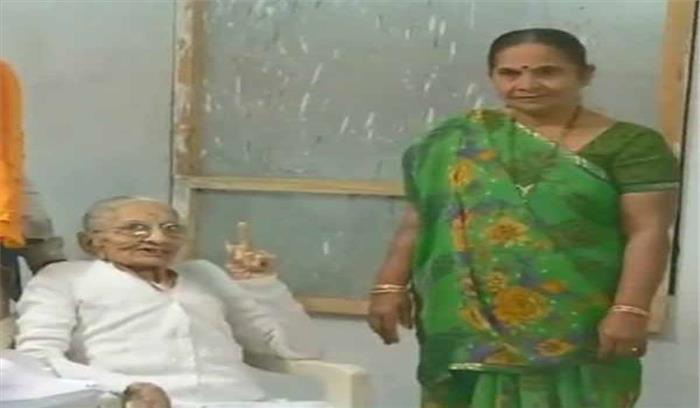प्रधानमंत्री मोदी की 97 वर्षीय मां हीराबा सबसे पहले मतदान करने वाली मतदाताओं में रहीं शुमार