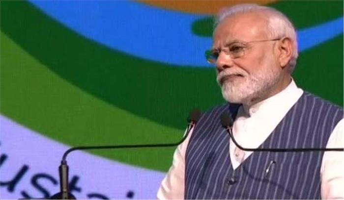 पीएम मोदी ने गणतंत्र दिवस परेड खत्म होने के बाद जनता का अभिवादन स्वीकार किया