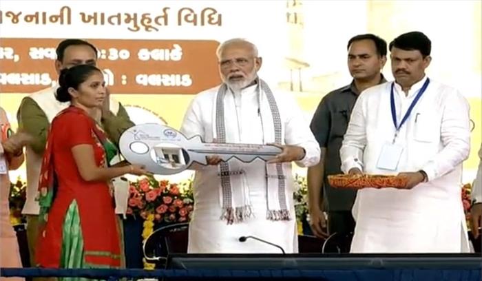 रक्षाबंधन का उपहार है प्रधानमंत्री आवास योजना के तहत महिलाओं को घर: पीएम मोदी