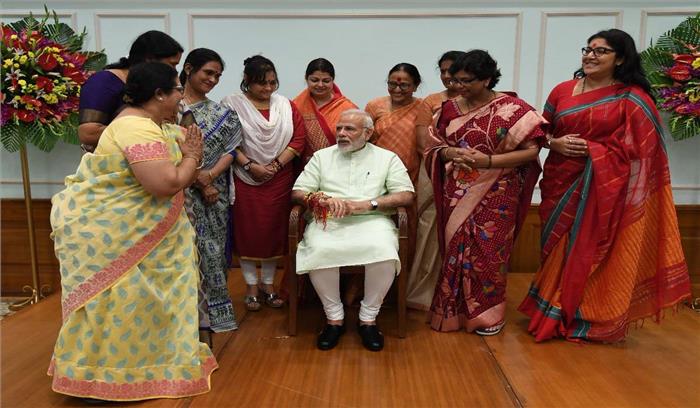 मुंहबोली बहन कमर मोहसिन ने पीएम मोदी को बांधी राखी 