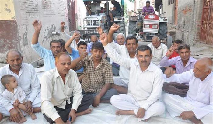प्रधानमंत्री फसल बीमा योजना के नाम पर धोखाधड़ी के खिलाफ किसानों का धरना