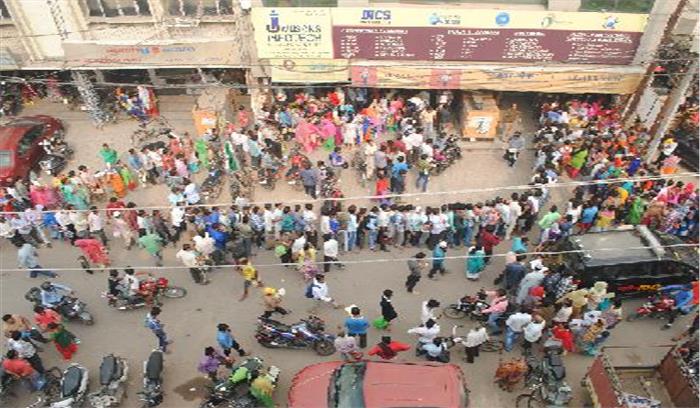 प्रधानमंत्री आवासीय योजना के फार्म के लिए मारामारी