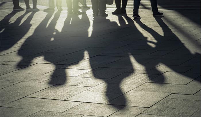 प्रधानमंत्री की अपील के बावजूद आगरा के बाहरी इलाकों में घर से बाहर निकले लोग