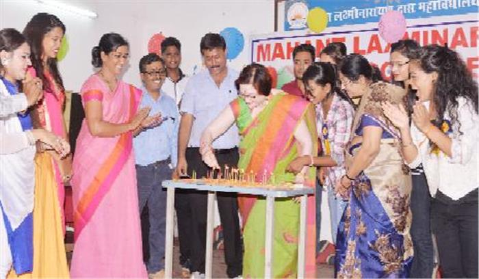 प्रिंसीपल ने जलाई 19 मोमबत्तियां और बजी ताली