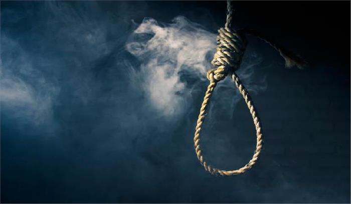 अस्पताल में भर्ती पत्नी की हत्या कर फांसी पर झूला पति